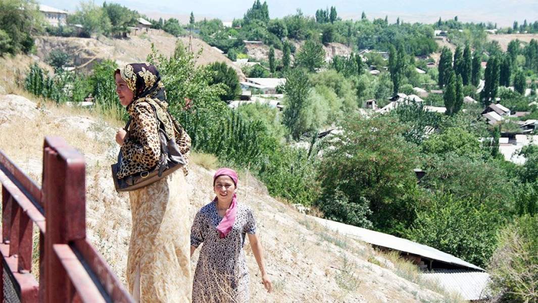 Две женщины поднимаются по склону горы Две женщины поднимаются по склону горы