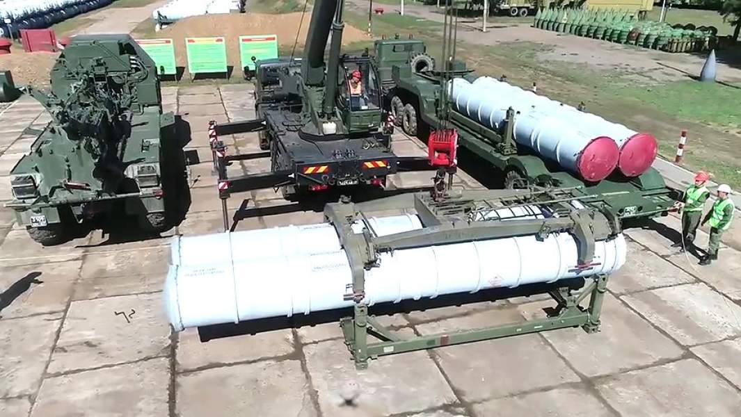 Зенитные ракетные комплексы С-400 во время подготовки к маневрам
