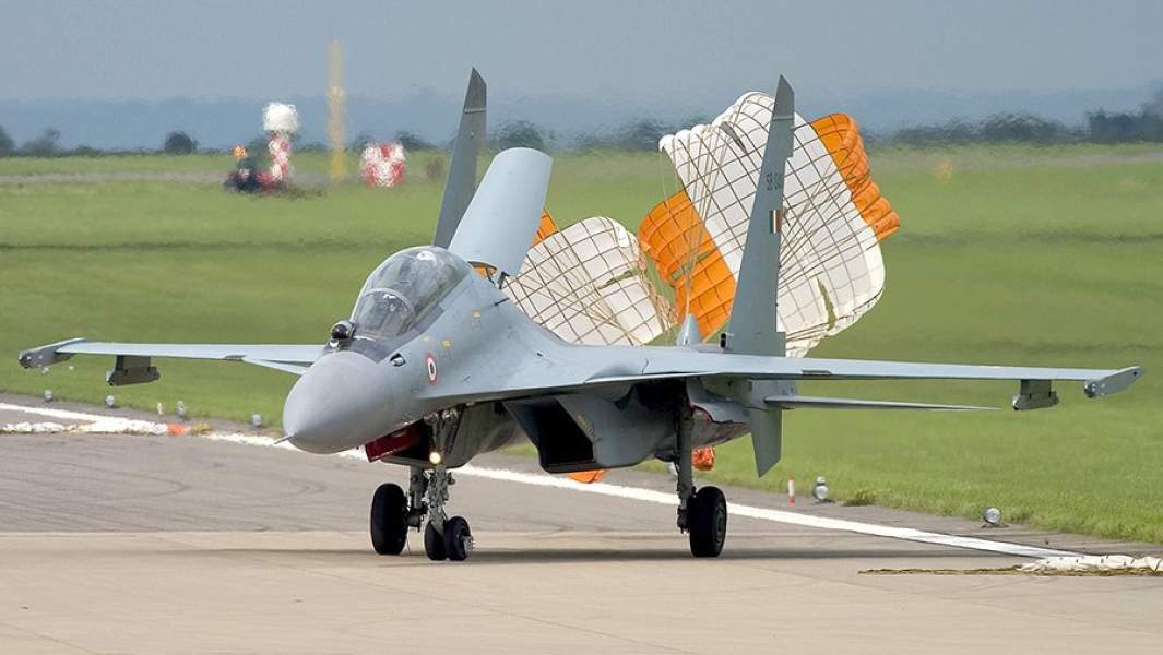 Многоцелевой истребитель Су-30МКИ ВВС Индии на взлетно-посадочной полосе