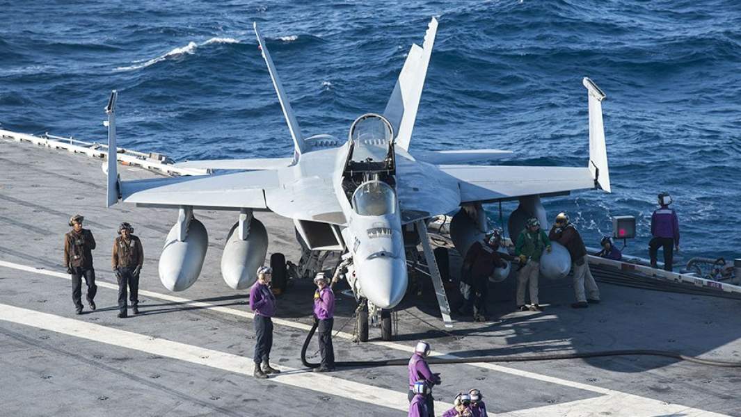 Палубный истребитель-бомбардировщик Boeing F/A-18E «Супер Хорнит» ВМС США на палубе авианосца «Рональд Рейган»