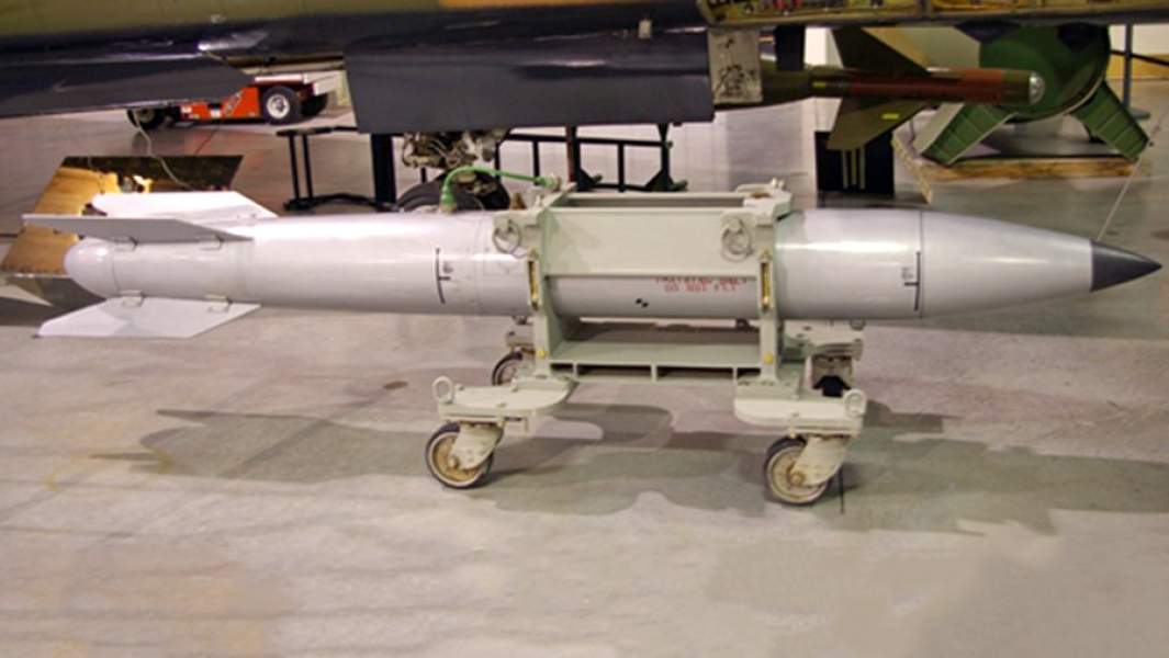 Американская ядерная бомба B61, готовая к загрузке в самолёт