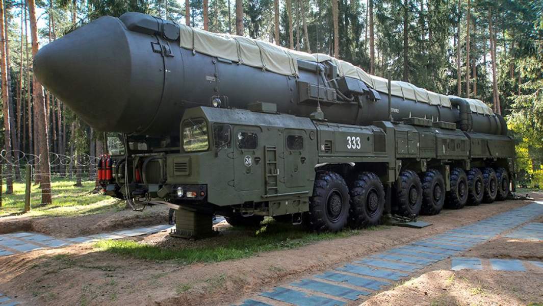 Подвижный грунтовой ракетный комплекс «Ярс» перед выходом на полевые позиции для несения боевого дежурства в Тейковской ракетной дивизии РВСН