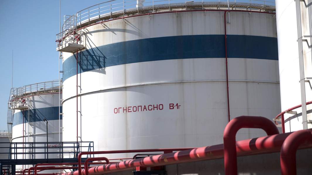 Нефтяные резервуары на территории Новороссийского морского торгового порта
