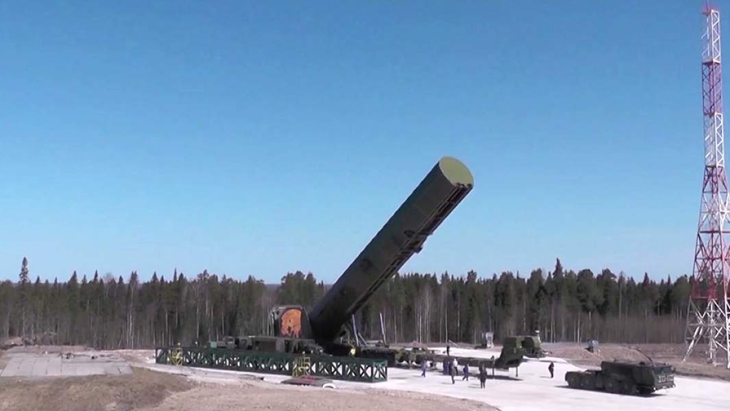 Загрузка баллистической ракеты «Сармат» перед пуском во время испытаний