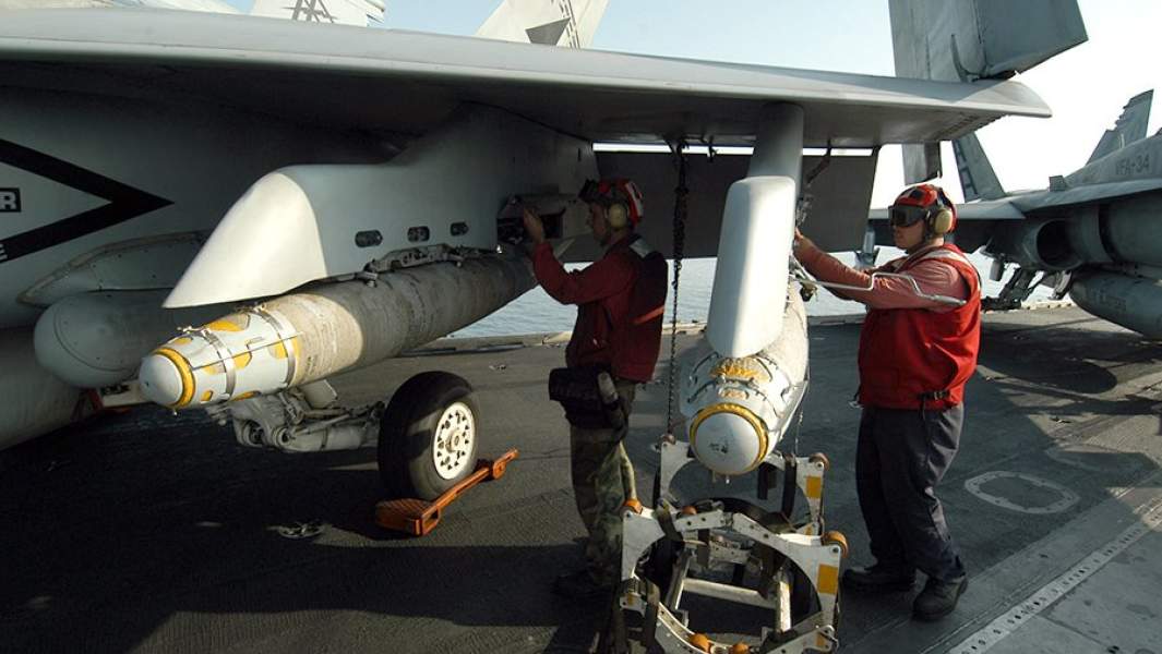 Авиабомбы GBU-38 под крылом палубного истребителя-бомбардировщика F/A-18C Hornet