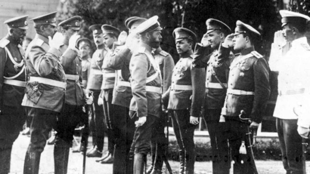 Император Николай II обходит строй офицеров — выпускников Севастопольской офицерской школы авиации