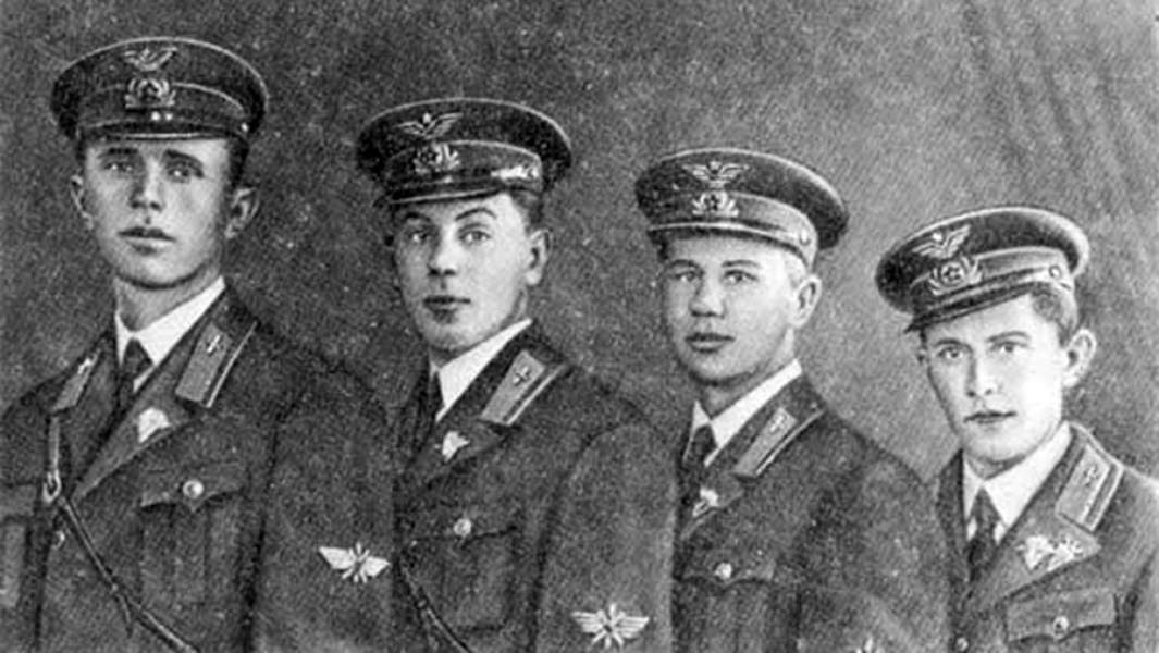 Выпускники Качинской военной авиационной школы (второй слева В. И. Сталин). 1939 год