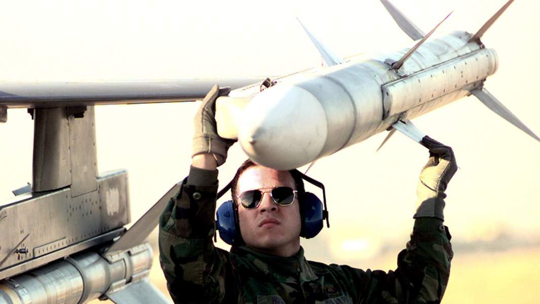 Американская ракета типа AIM-120 AMRAAM
