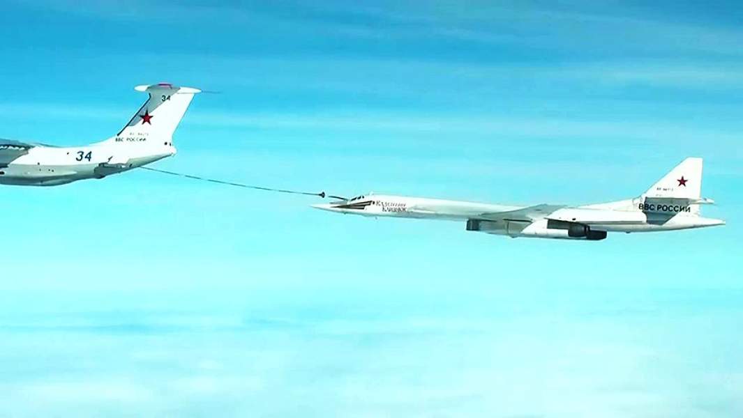 Дозаправка стратегического ракетоносца Ту-160 над акваторией Каспийского моря