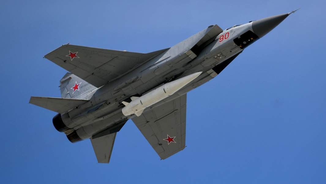 Многоцелевой истребитель МиГ-31 с гиперзвуковой ракетой «Кинжал»