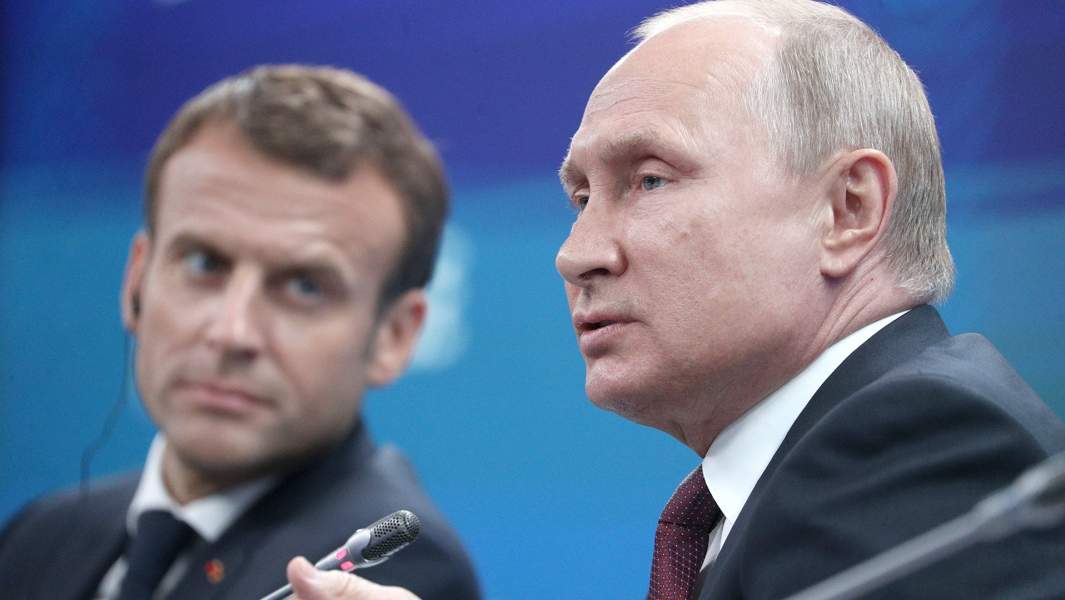 Президент Франции Эммануэль Макрон и президент РФ Владимир Путин во время бизнес-диалога «Россия – Франция» в рамках XXII Петербургского международного экономического форума