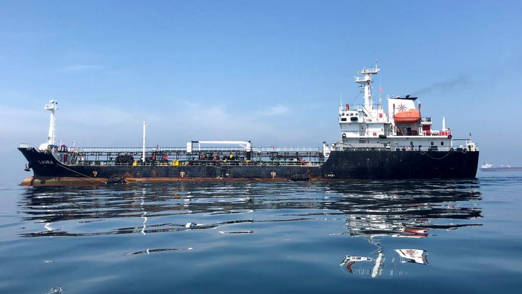 Нефтяной танкер возле нефтеперерабатывающего завода в Пуэрто-ла-Крус в Пуэрто-ла-Крус, Венесуэла