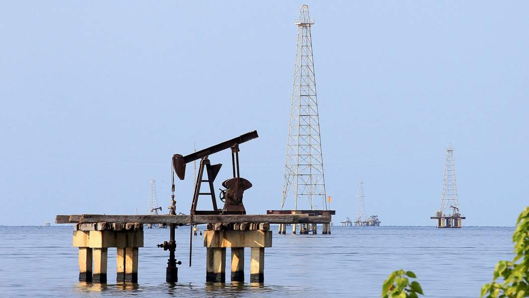 Добыча нефти на озере Маракайбо в Кабимасе, Венесуэла