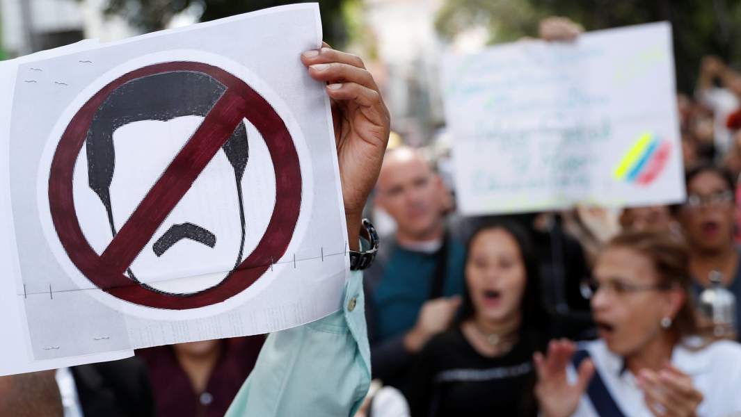 Сторонники лидера венесуэльской оппозиции и самопровозглашенного временного президента Хуана Гуайдо принимают участие в акции протеста против правительства президента Венесуэлы Николаса Мадуро в Каракасе, Венесуэла