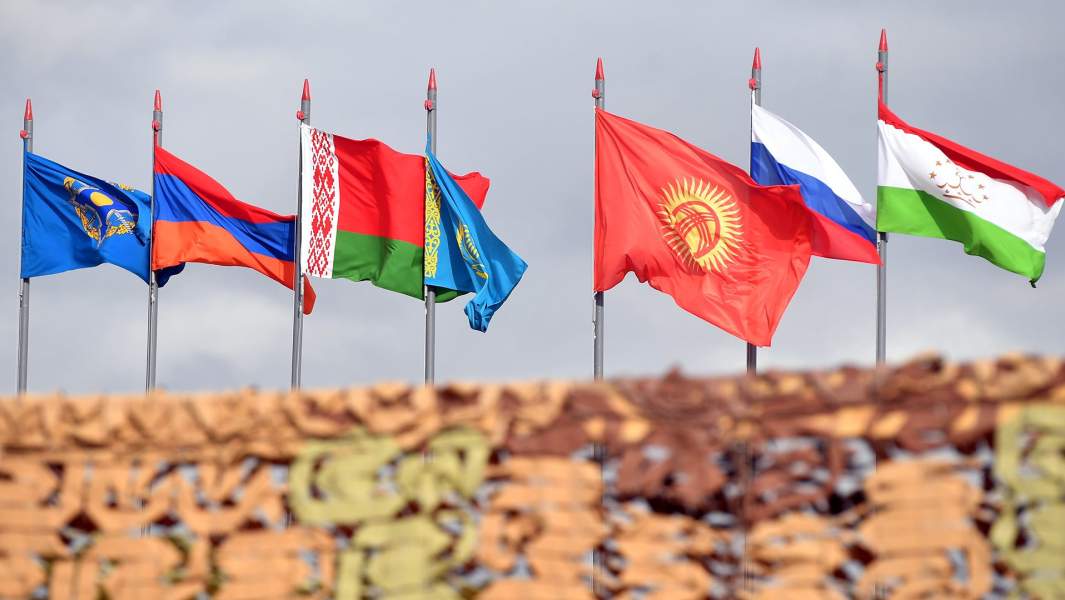 Государственные флаги стран-участниц командно-штабных учений с воинскими контингентами коллективных сил оперативного реагирования Организации договора о коллективной безопасности (ОДКБ) «Взаимодействие-2018»