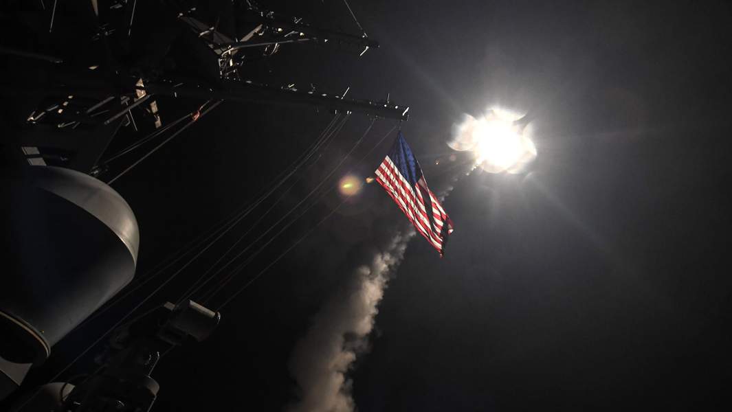 ВМС США наносят удар по Сирийской авиабазе крылатыми ракетами томагавк