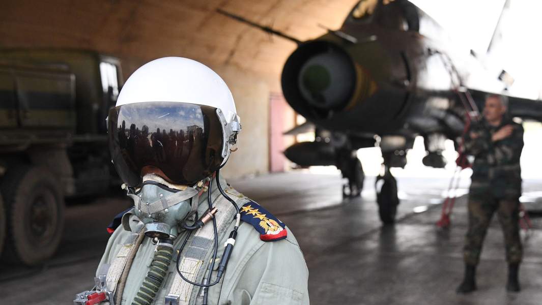 Пилот сирийских военно-воздушных сил на аэродроме Шайрат (сирийские ВВС возобновили вылеты с аэродрома спустя сутки после ракетного удара США)