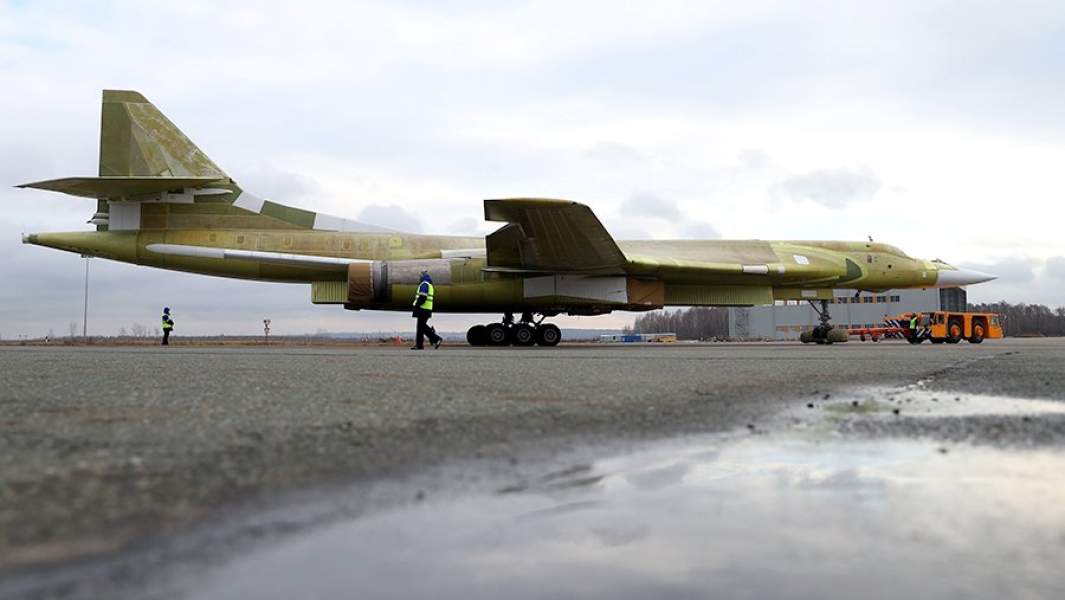 Опытный образец самолета Ту-160М2 во время выкатки на Казанском авиационном заводе имени С.П. Горбунова. 16 ноября 2017 года