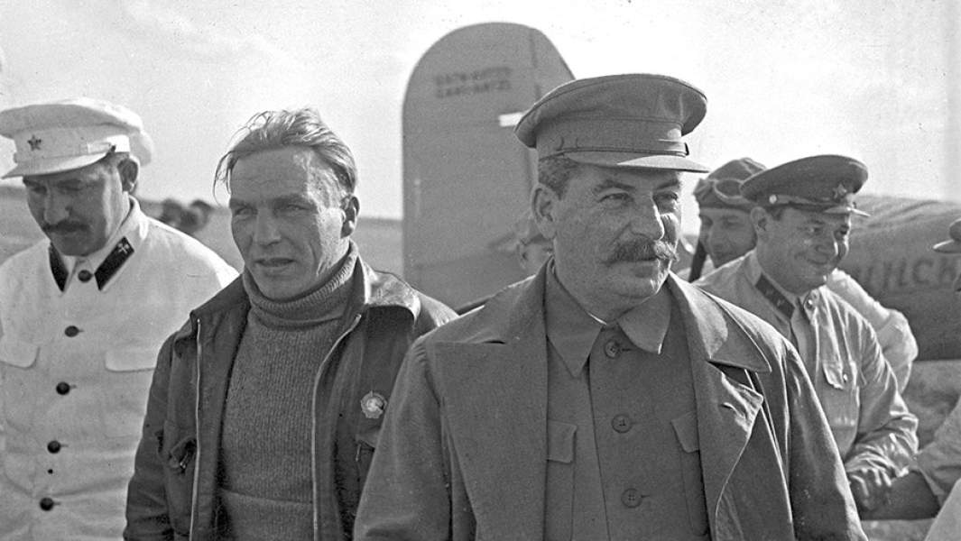 Иосиф Сталин и Лазарь Каганович (на фото слева) во время встречи советского летчика-испытателя, Героя Советского Союза Валерия Чкалова (в центре) на Щелковском аэродроме. 10 августа 1936 года