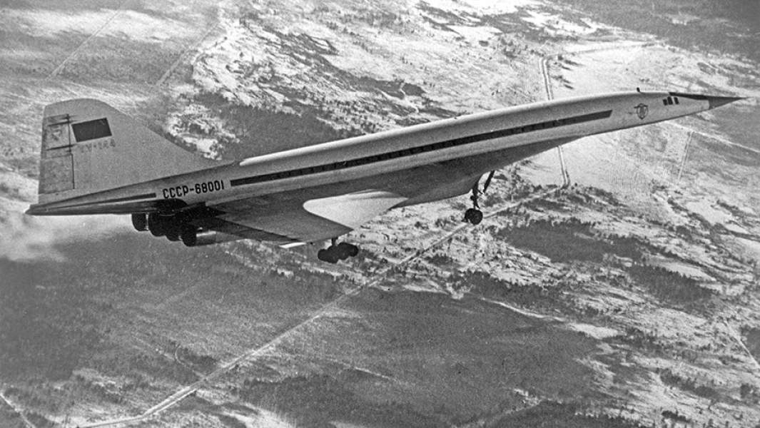 Советский сверхзвуковой самолет Ту-144 во время испытательного полета