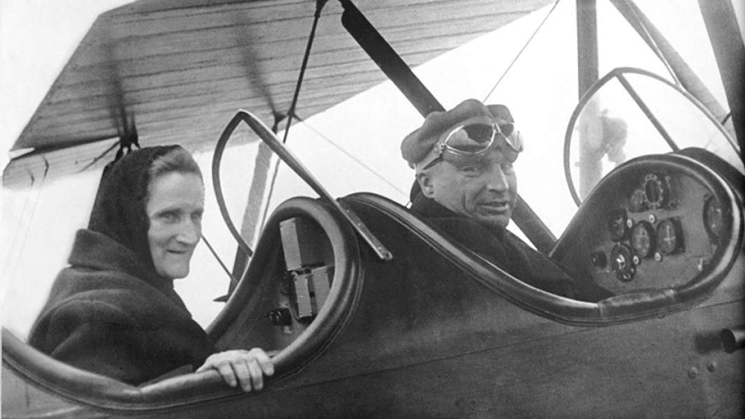 Валерий Чкалов со своей матерью. 1938 год