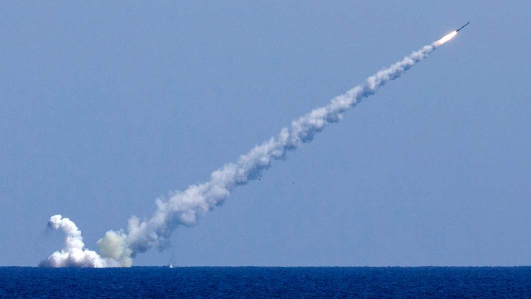 Пуск ракет «Калибр» с подлодки «Великий Новгород»