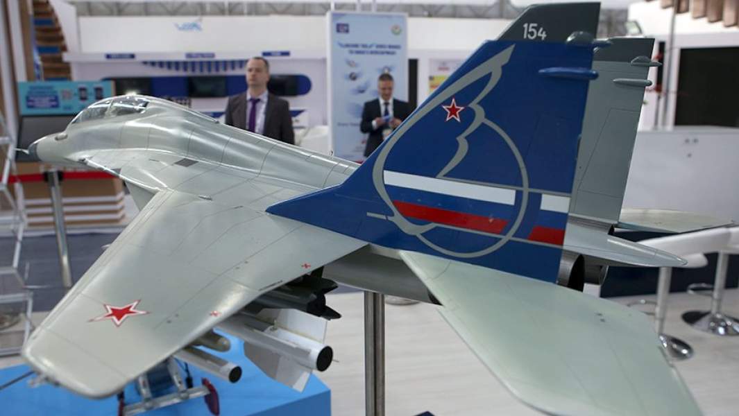 Макет российского многофункционального легкого истребителя поколения 4++ МиГ-35 на стенде Объединенной авиастроительной корпорации (ОАК) на Международной авиационно-космической выставке Aero India в Бангалоре