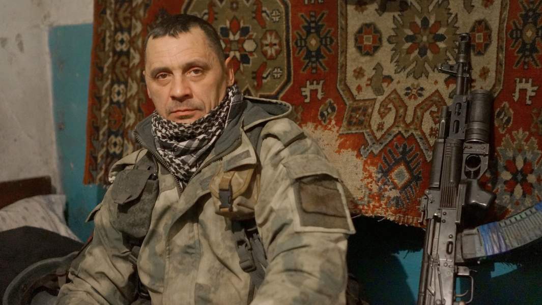 Луганчанин с позывным Богатырь, в хате-казарме, поселок Донецкии?