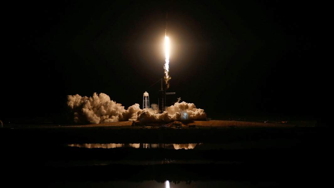 Старт ракеты SpaceX Falcon 9, несущей космический корабль Crew Dragon, Космический центр Кеннеди, мыс Канаверал, Флорида, США, 2 марта 2019 года