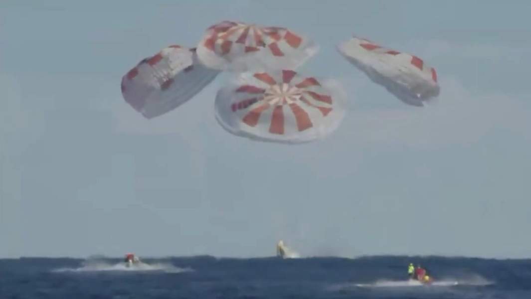 Приводнение корабля Crew Dragon компании SpaceX Илона Маска в Атлантическом океане