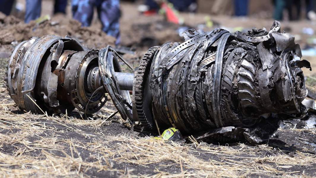 Фрагменты двигателя боинга 737 авиакомпании Ethiopian Airlines