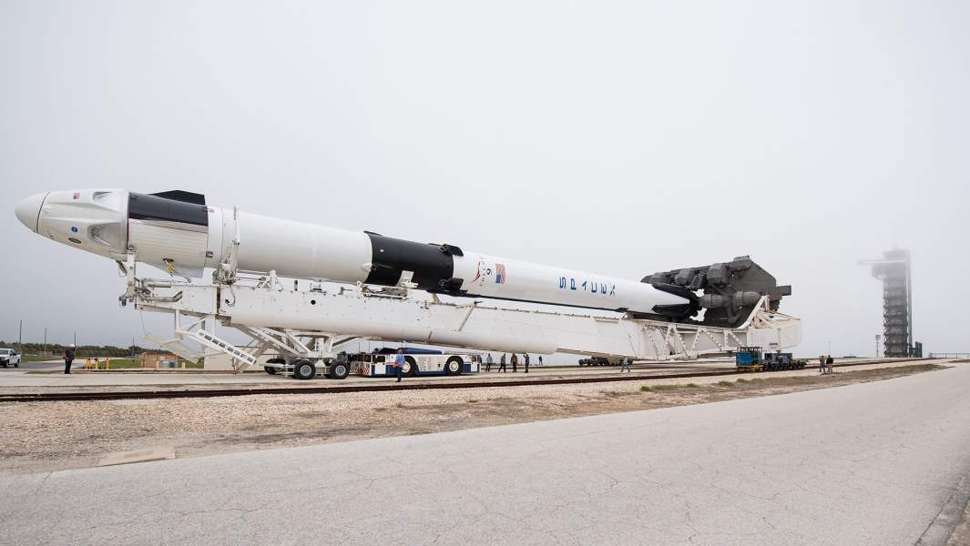 Ракета Falcon 9 с космическим кораблем компании Crew Dragon на борту, во время предстартовой подготовки
