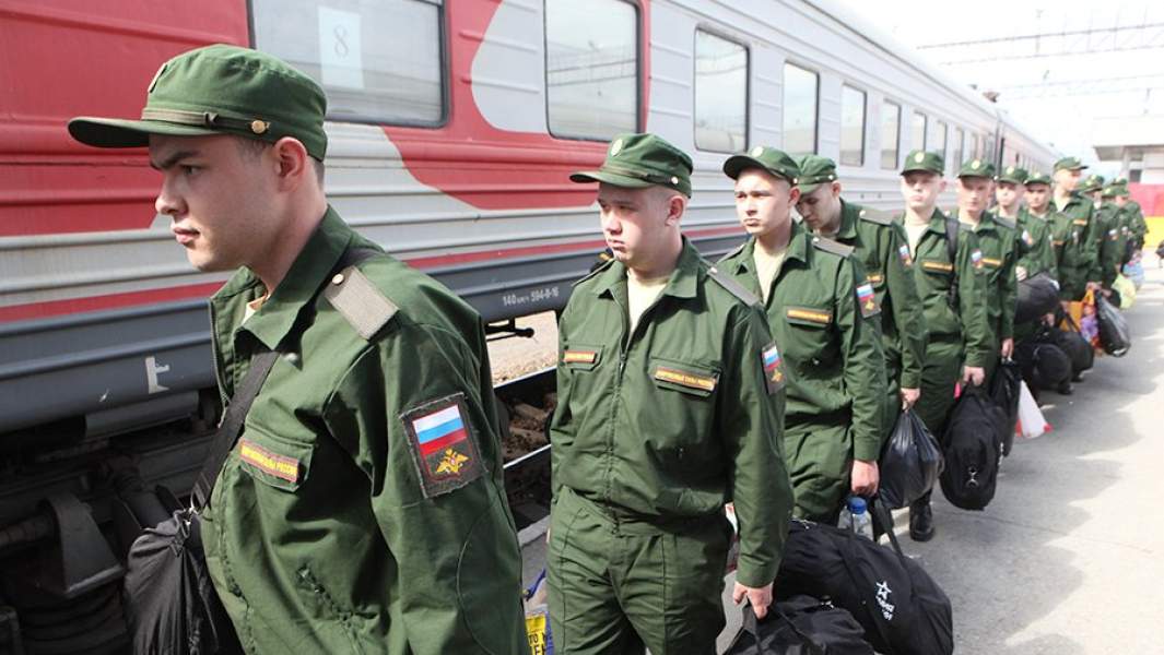 Пизывники на центральном железнодорожном вокзале Санкт-Петербурга
