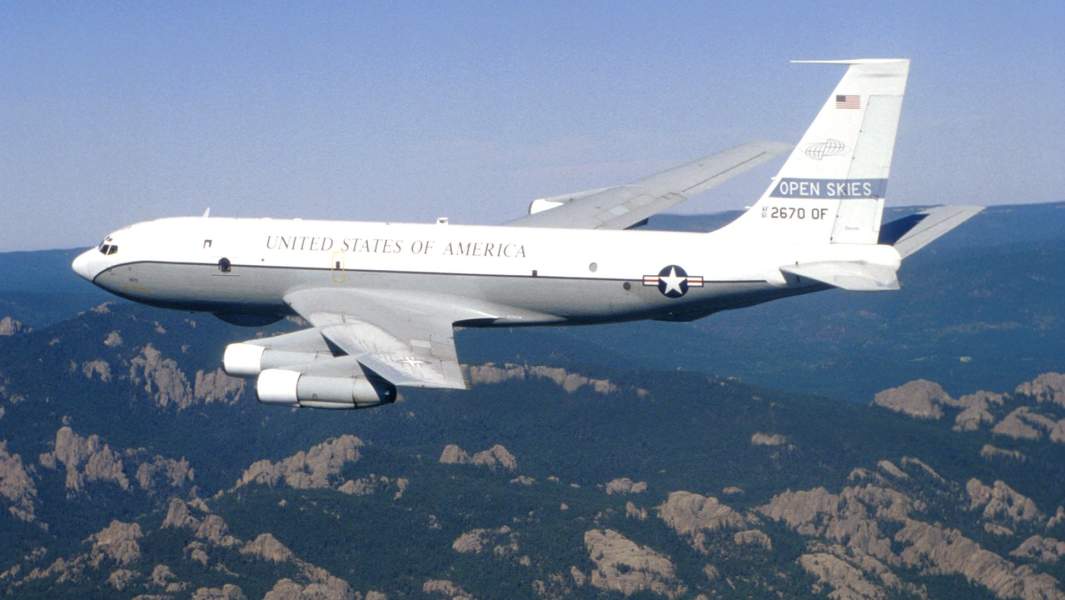 Самолет ВВС США Боинг OC-135B, совершающий облет в рамках договора по открытому небу