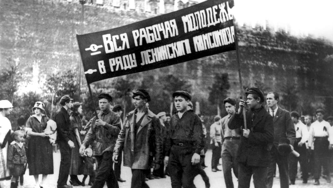 Первомайская демонстрация на Красной площади. Идет колонна Российского ленинского коммунистического союза молодёжи (РЛКСМ). Москва, 1924 год