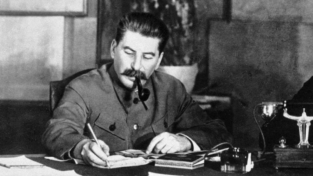 Иосиф Виссарионович Сталин в рабочем кабинете
