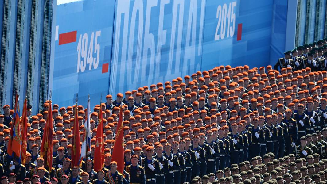 Военнослужащие парадных расчетов во время военного парада в ознаменование 70-летия Победы в Великой Отечественной войне 1941-1945 годов