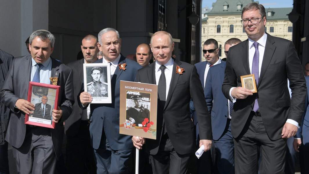 Президент РФ Владимир Путин с портретом своего отца-фронтовика Владимира Спиридоновича, премьер-министр Израиля Биньямин Нетаньяху (второй слева) и президент республики Сербии Александр Вучич (справа) принимают участие в шествии патриотической акции «Бессмертный полк»