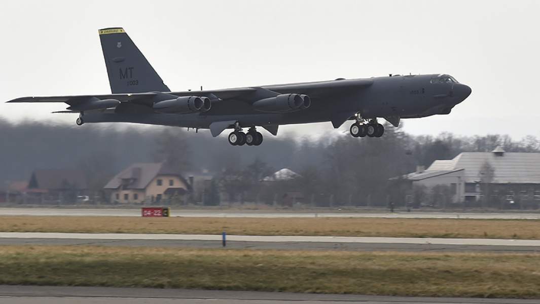 Американский стратегический бомбардировщик B-52 Stratofortress во время посадки в аэропорту Острава в Чехии