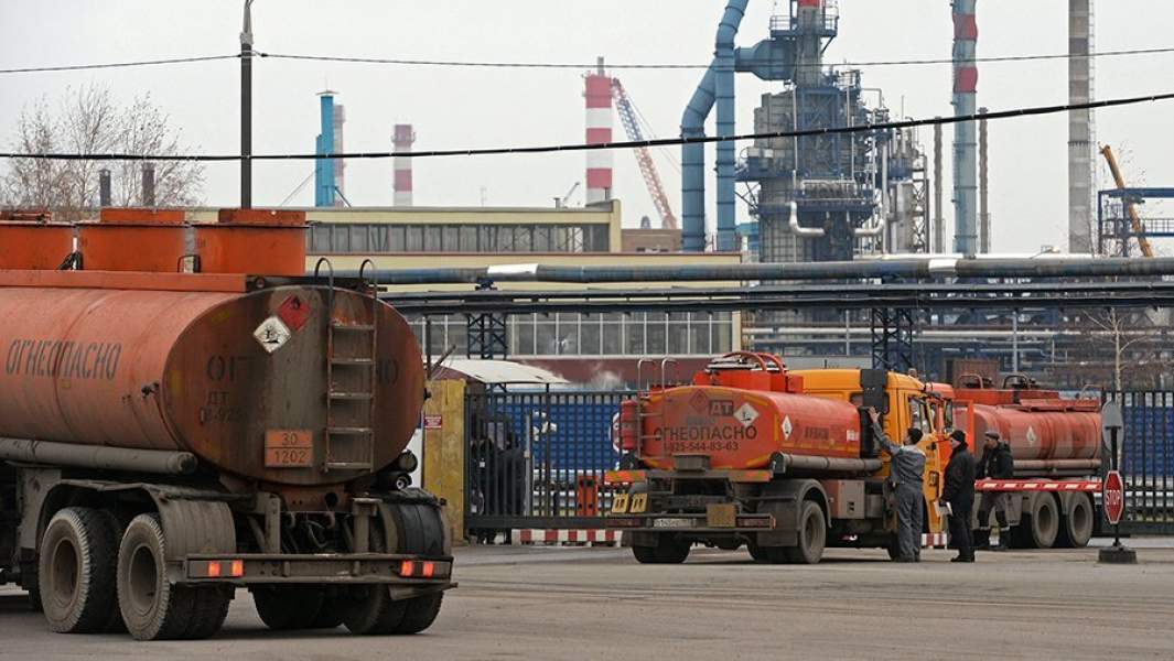 Водитель бензовоза у въезда на нефтеперерабатывающее предприятие