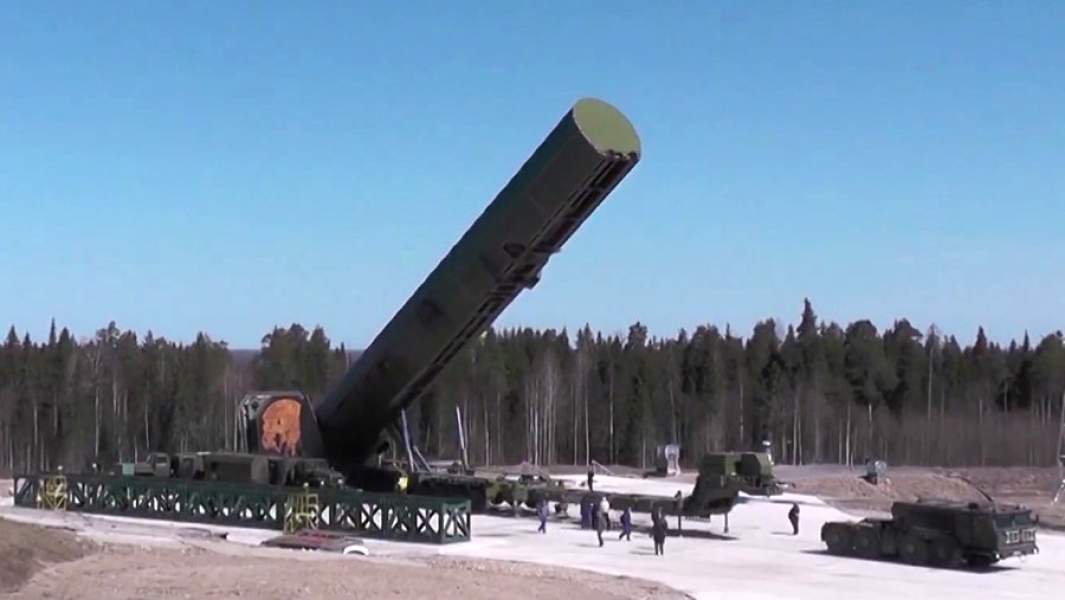 Загрузка баллистической ракеты «Сармат» в шахту перед пуском во время испытаний