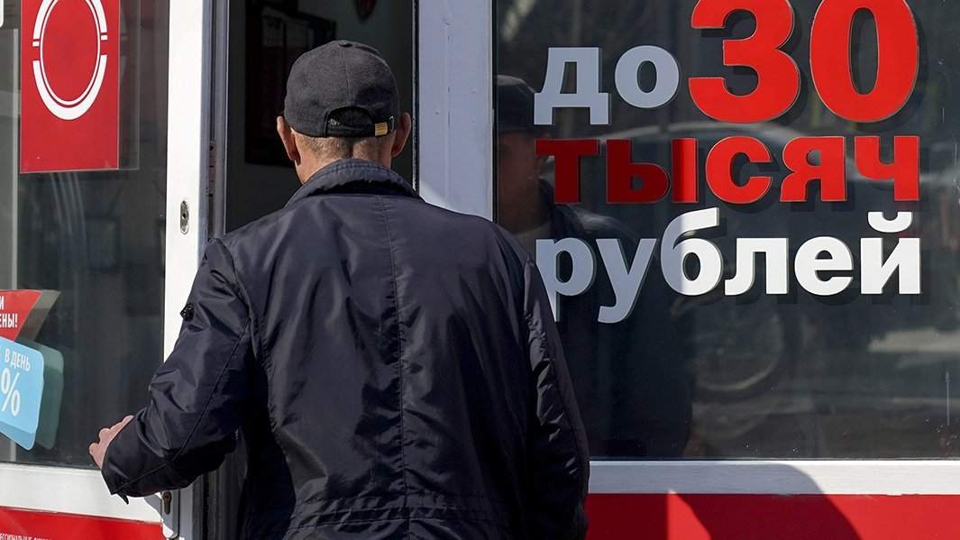 мужчина дверь займ
