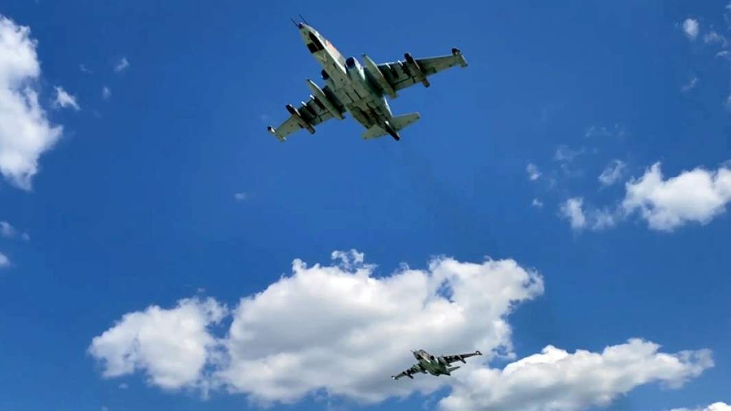 Штурмовики Су-25 ВКС России во время нанесения удара по позициям ВСУ