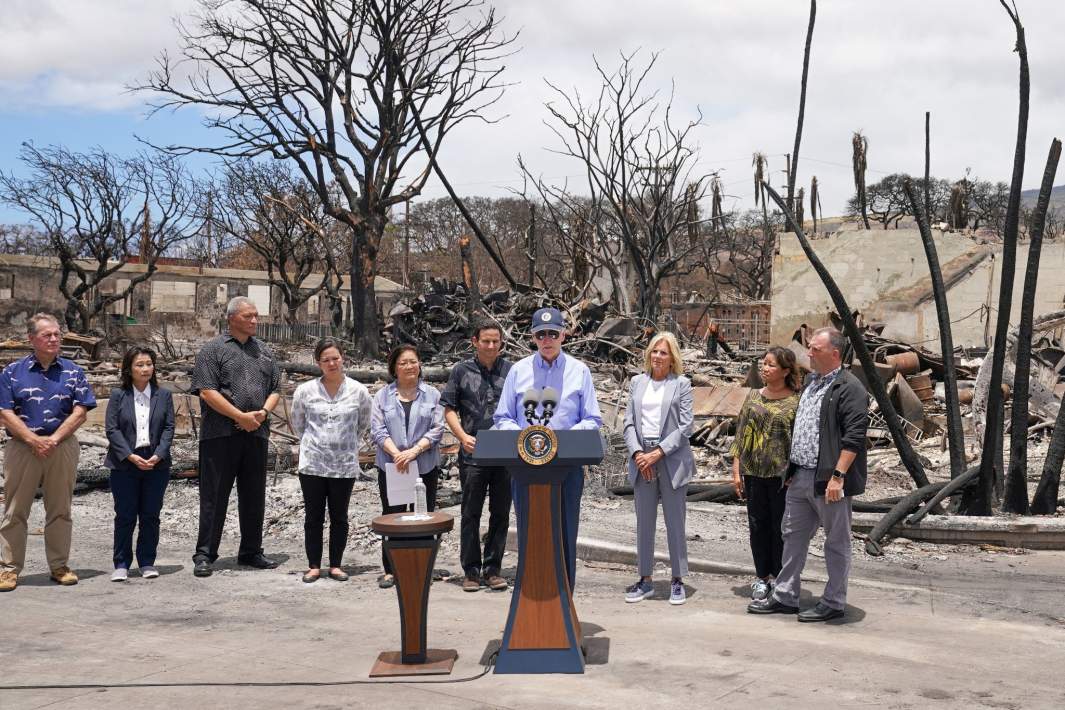 Президент США Джо Байден выступает во время своего визита в разрушенный пожаром город Лахайна в Гавайях, 21 августа 2023 года