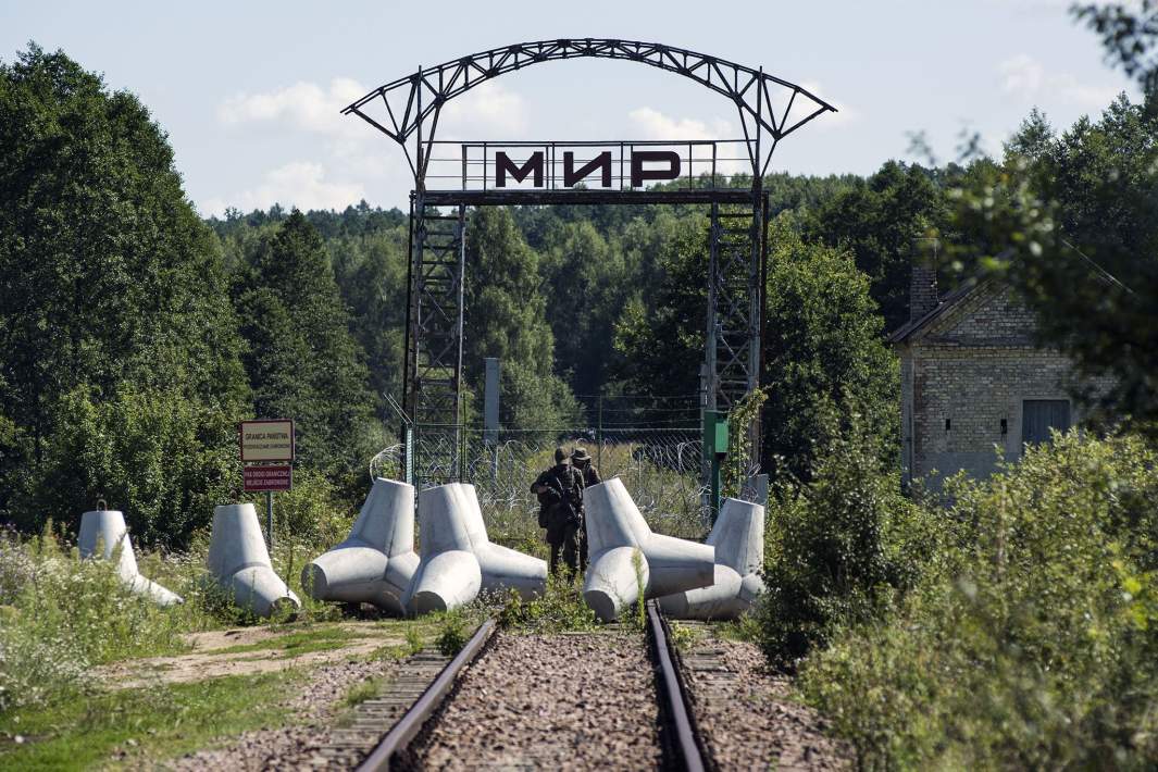 Польские военнослужащие патрулируют район закрытого польско-белорусского железнодорожного погранперехода в Гобятах