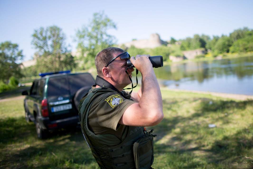 Патруль эстонской пограничной службы на границе с Россией в районе Нарвы