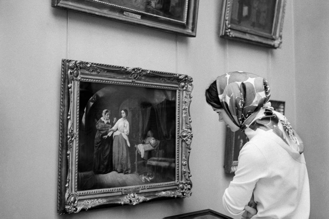 Посетительница Государственной Третьяковской галереи у картины Николая Шильдера «Искушение»