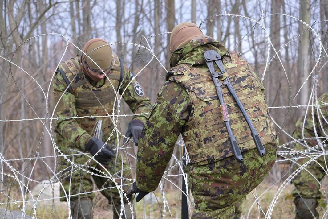 Эстонские военнослужащие во время установки проволочных заграждений на границе с Россией. 2021 год
