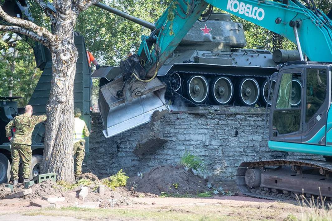 Рабочие демонтируют танк-памятник Т-34, установленный в честь освобождения города советскими воинами от вермахта в 1944 году. 16 августа 2022 года