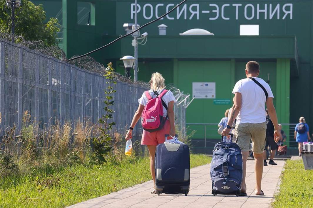 Люди в зоне таможенного досмотра на границе с Эстонией